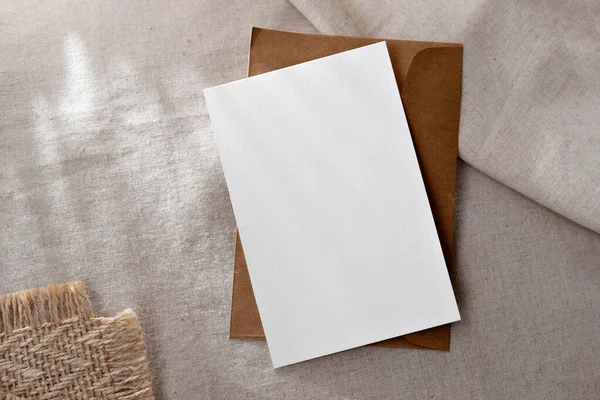 Modelo Minimalista Clássico Marca Negócios Cartão Papel Branco Envelope Fundo — Fotografia de Stock