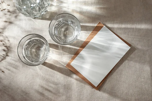 Cartão Papel Branco Com Espaço Cópia Simulado Envelope Copos Água — Fotografia de Stock