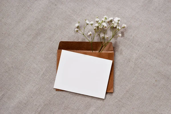 Cartão Papel Branco Envelope Trabalhada Flores Fundo Bege Neutro Casamento — Fotografia de Stock