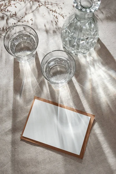 Cartão Papel Branco Com Espaço Cópia Óculos Garrafa Com Água — Fotografia de Stock