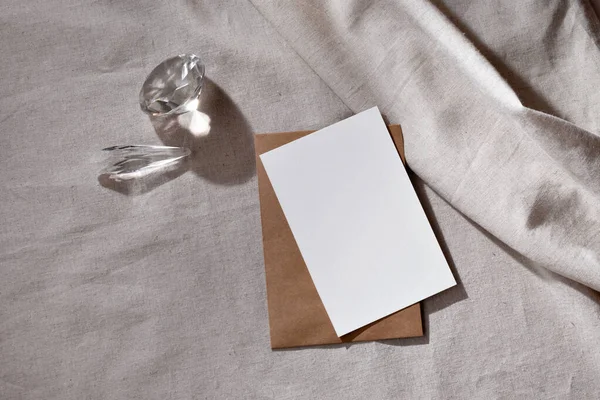 简约的生活方式品牌模板 空白纸卡片与模拟复制空间 玻璃晶体和阳光阴影中性米色背景 — 图库照片