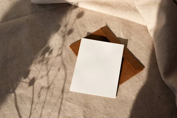白纸卡片 信封上有中性米色背景 日落时阳光刺眼 美丽的夏天 秋天的商业品牌模板 复制空间 — 图库照片