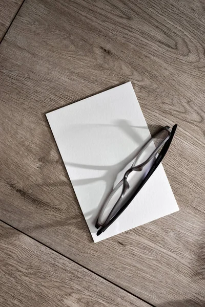 Minimalist Business Branding Concept Λευκή Χάρτινη Κάρτα Και Γυαλιά Ξύλινο — Φωτογραφία Αρχείου