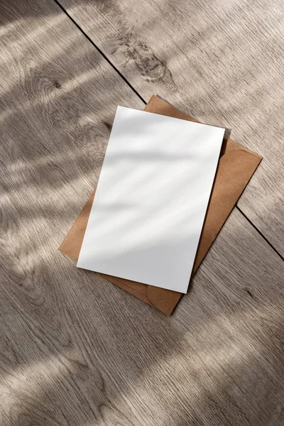 Cartão Papel Branco Envelope Com Espaço Cópia Mockup Luz Solar — Fotografia de Stock