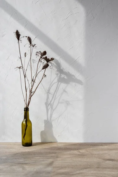 家の部屋のインテリア製品のためのミニマリストテンプレート ベージュの木製のテーブルや床に花と花瓶 白い壁に審美的な日光の影 ブランディングデザインショーケースの背景 コピースペース — ストック写真
