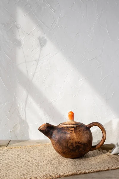 Мінімалістичний Керамічний Чайник Ручної Роботи Дерев Яному Столі Естетичні Тіні — стокове фото