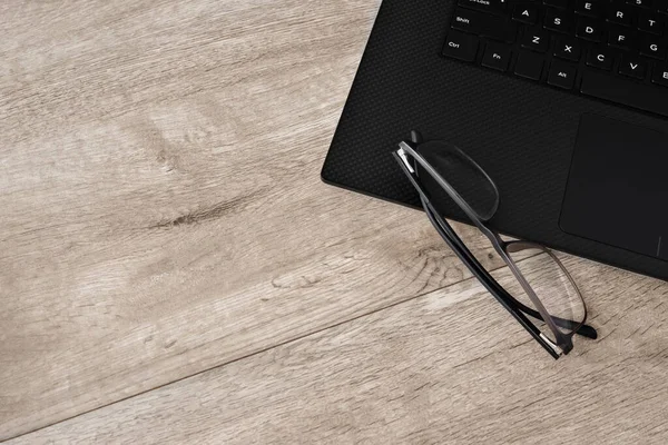 Minimalistischer Business Hintergrund Mit Kopierraum Büro Laptop Und Brille Auf — Stockfoto