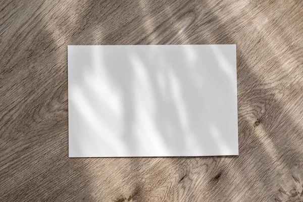 Cartão Papel Branco Fundo Mesa Madeira Bege Neutro Com Sombras — Fotografia de Stock