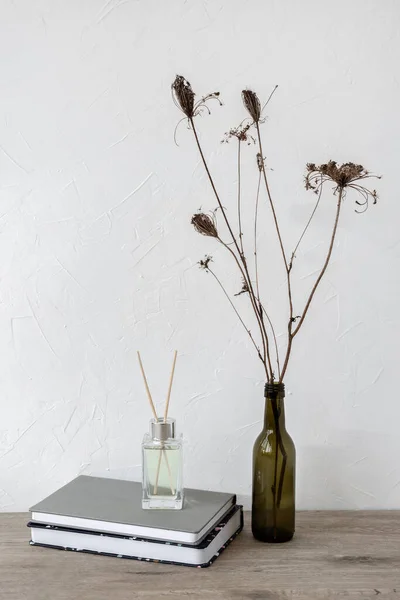 コピースペース ノートブック 家庭の香りと木製のテーブルの背景にドライフラワーを持つ花瓶 持続可能な家庭のインテリアコンセプトとミニマリズムのビジネスブランド組成 — ストック写真