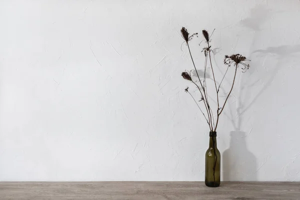 ミニマルなニュートラルブランディングインテリアデザインテンプレート 花瓶にドライフラワーとベージュの木製のテーブルトップ 花の太陽の光の影と空の白い壁の背景 コピースペースとモックアップ — ストック写真