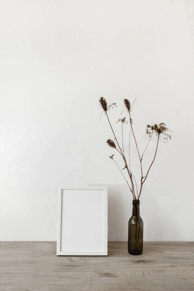 Moldura Imagem Vazia Vaso Com Flores Uma Mesa Madeira Bege — Fotografia de Stock