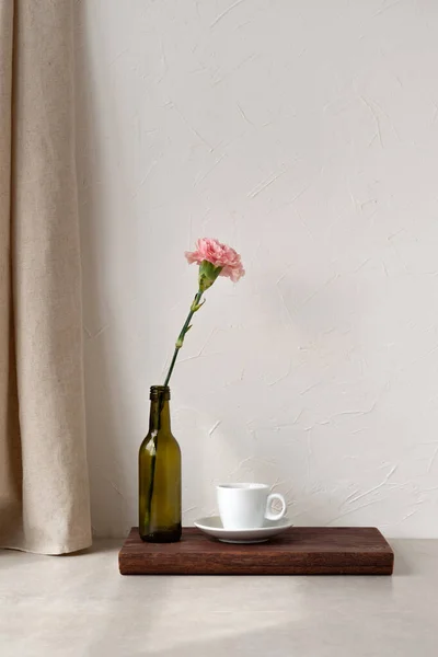 エレガントな家の装飾組成 花瓶のカーネーションの花 木製の机の上のコーヒーカップ ベージュリネンカーテン 石のテーブルトップ 空の白い壁の背景 審美的な中立的なインテリアデザイン コピースペース — ストック写真