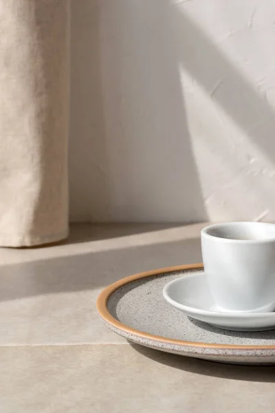 Minimalistisk Sammensetning Med Kaffekopp Plate Beige Steintabeller Med Estetisk Solskygge – stockfoto