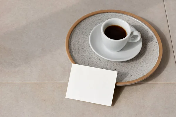 Cartão Papel Branco Xícara Café Uma Mesa Bege Modelo Marca — Fotografia de Stock