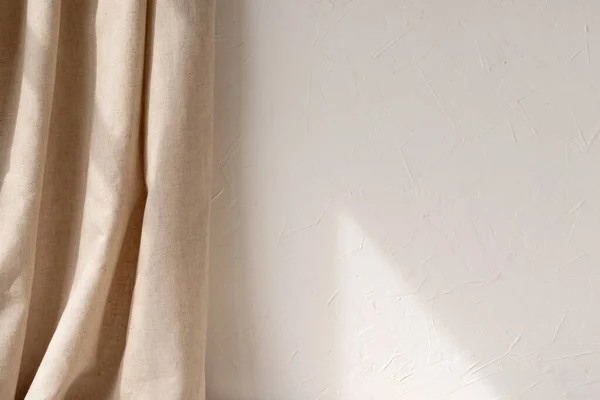 Parede Branca Vazia Com Padrão Geométrico Raios Luz Solar Cortina — Fotografia de Stock