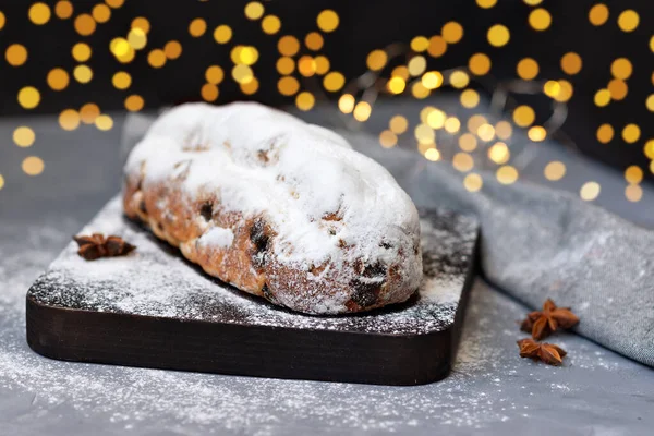 Stollen Traditioneller Deutscher Weihnachtsfruchtkuchen Mit Rosinen Gewürzen Und Zuckerpuder Ganzer — Stockfoto