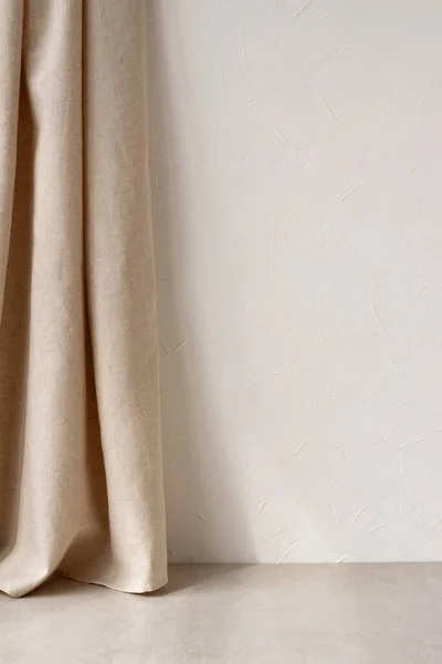 Elegante Neutrale Beige Raumgestaltung Weiße Gipswand Mit Kopierraum Leinenvorhang Und — Stockfoto