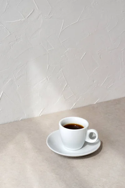 Bej Bir Masada Bir Fincan Kahve Doğal Güneş Işığı Gölgeli — Stok fotoğraf
