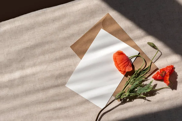 Blank Paper Card Envelope Poppy Flowers Beige Linen Background Aesthetic — Stock Photo, Image