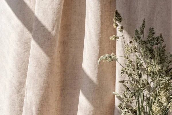 審美的なBoho中性花の背景 ベージュリネンカーテンと牧草地の草の抽象的な日光の影 エレガントなビジネス インテリアや結婚式のデザインテンプレート — ストック写真