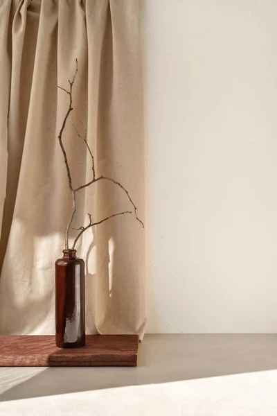 美しい家のインテリア装飾 テーブルの上に枝を持つ茶色い花瓶 空の白い壁 太陽の影を持つベージュリネンカーテン ライフスタイルニュートラルでエレガントな静物画 — ストック写真