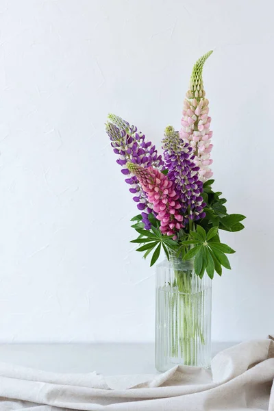 Beyaz Bir Arka Planda Vazoda Mor Pembe Mavi Başlıklı Çiçeklerden — Stok fotoğraf