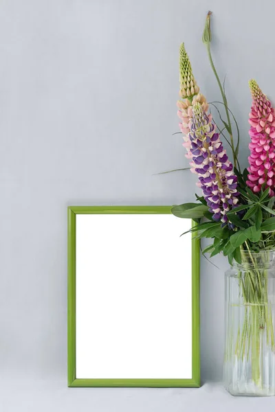 Grüner Bilderrahmen Mit Leerem Kopierraum Attrappe Vase Mit Einem Strauß — Stockfoto