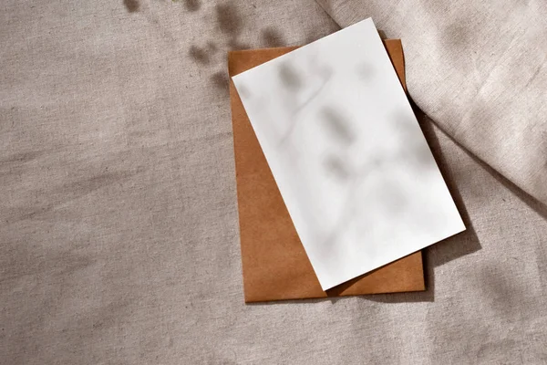 Boş Kağıt Kağıtlar Fotokopi Alanı Nötr Bej Masa Örtüsü Üzerindeki — Stok fotoğraf