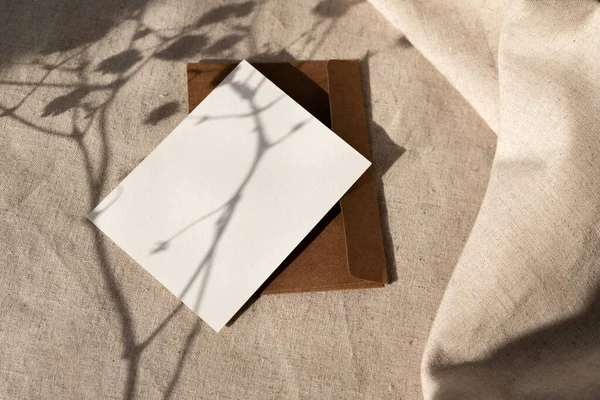 Cartão Papel Vazio Envelope Com Sombras Luz Solar Florais Duras — Fotografia de Stock