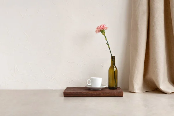 コピースペースと中性ベージュコンクリート壁を空にします ドリンクとカップ ベージュのテーブルの上の花瓶のカーネーションの花 リネンカーテン 審美的なホームインテリア背景 ホームオフィスワークスペーステンプレート — ストック写真