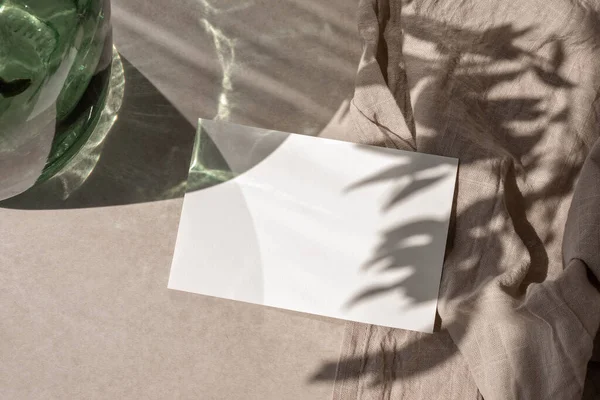 在米色桌面上的空白纸制卡片 带有美丽的阳光阴影 简约的商业品牌模板 婚纱设计 复制空间 — 图库照片