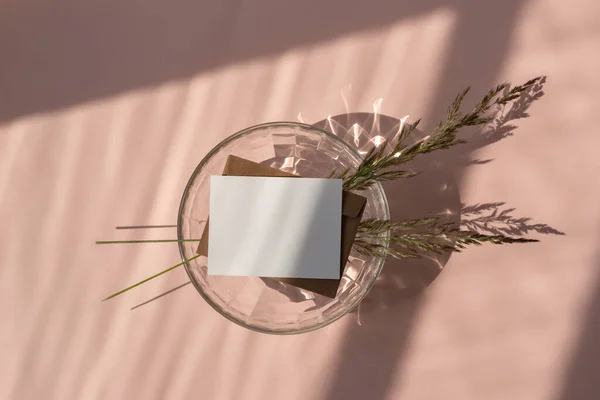 パステルピンクの背景に美しい抽象的な太陽の影 エレガントな結婚式の招待状 グリーティングカード ビジネスブランドテンプレートと空白の紙カードモックアップ 草原草 ガラス花瓶 — ストック写真