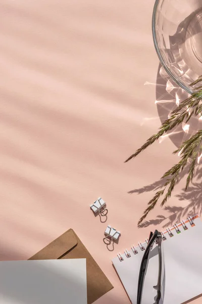 美感女性商业品牌理念 扁平平铺文具在阳光下的桃色背景 家庭办公空间 复制空间 — 图库照片
