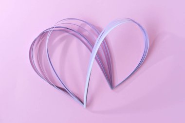 Yaratıcı soyut aşk kavramı, kalp şeklindeki eğri esnek dalga çizgileri, mor ve pembe pastel şeker arka planı, afiş. Sevgililer günü, düğün, nişan tebrik kartı şablonu