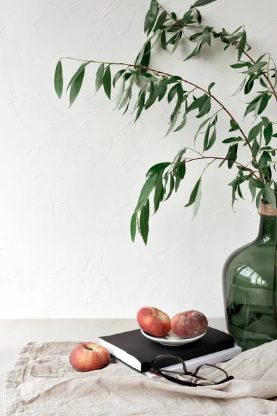 Esztétikai Otthon Belső Dekoráció Zöld Váza Faágakkal Könyv Őszibarack Gyümölcs — Stock Fotó