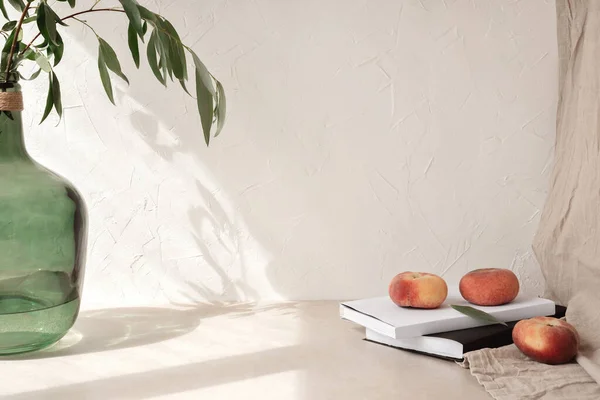 美しい家のインテリアデザインテンプレート 木の枝を持つ花瓶 テーブルの上のガラス 太陽の影と空のベージュの壁の背景 — ストック写真