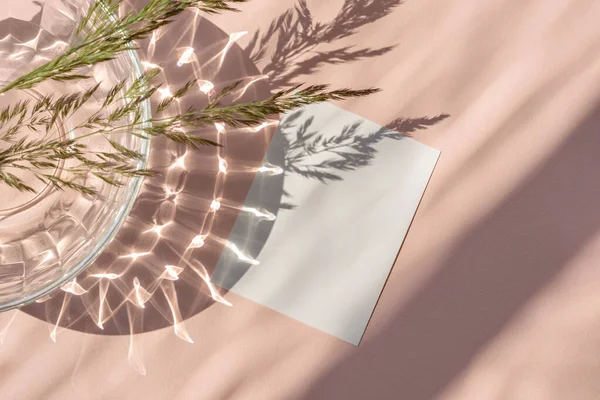 美丽的婚宴请柬模板 粉红的背景上的空白卡片 带有生活方式的阳光阴影 — 图库照片