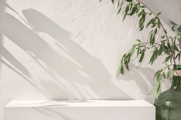 Белая Пустая Бетонная Текстурированная Стена Сцена Подиуме Зеленая Стеклянная Ваза — стоковое фото