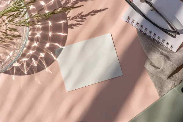 Leere Papierkarten Attrappe Gläser Papeterie Auf Pastellrosa Hintergrund Mit Abstraktem — Stockfoto