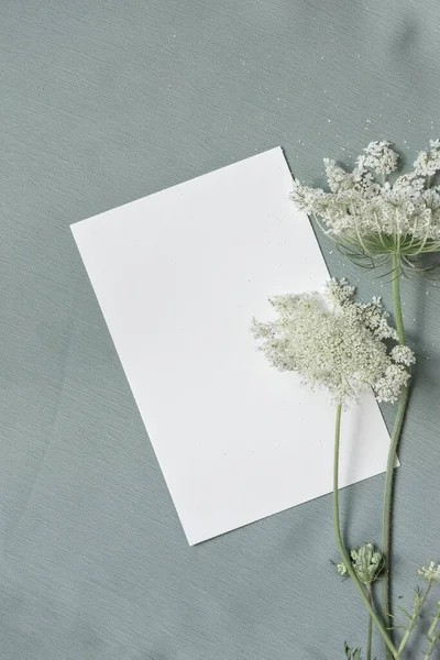 Tarjeta Papel Vacía Mofa Con Flores Blancas Sobre Fondo Textil — Foto de Stock