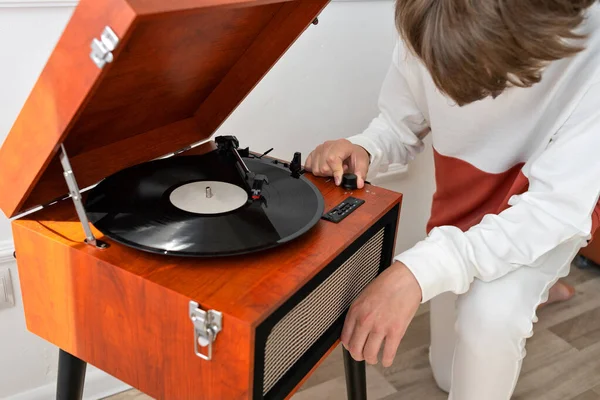 Nierozpoznawalny Przystojny Nastolatek Włączający Retro Odtwarzacz Winylowy Brązowy Drewniany Gramofon — Zdjęcie stockowe