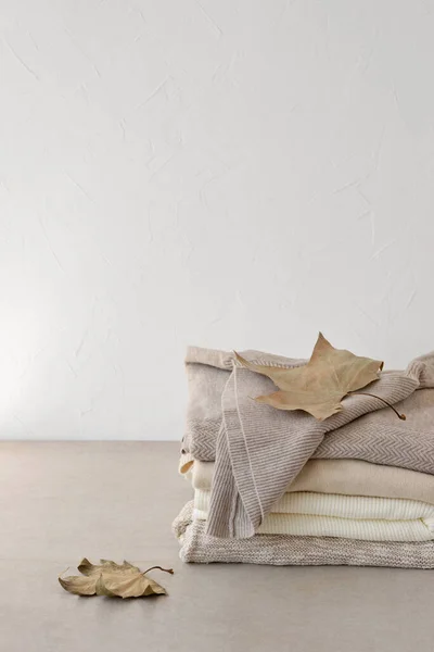 Neutrale Beige Pastellwolle Kaschmir Und Baumwollpullover Stapeln Sich Mit Getrockneten — Stockfoto