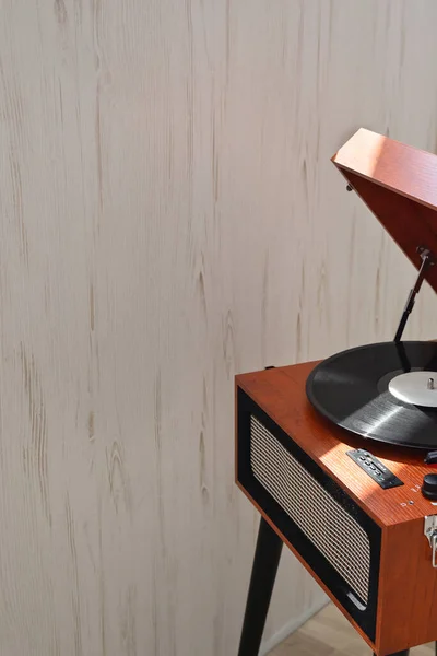 Brązowy Retro Drewniany Gramofon Zakurzoną Płytą Winylową Kryty Neutralnym Beżowym — Zdjęcie stockowe