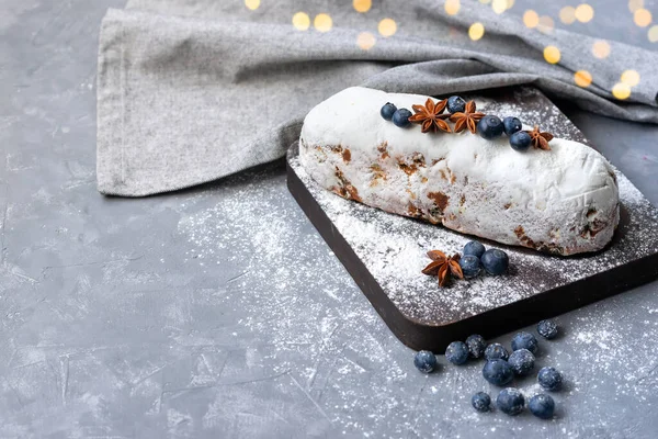 Stollen Traditionelle Hausgemachte Europäische Weihnachtsbäckerei Festlicher Obstkuchen Mit Blaubeeren Rosinen — Stockfoto