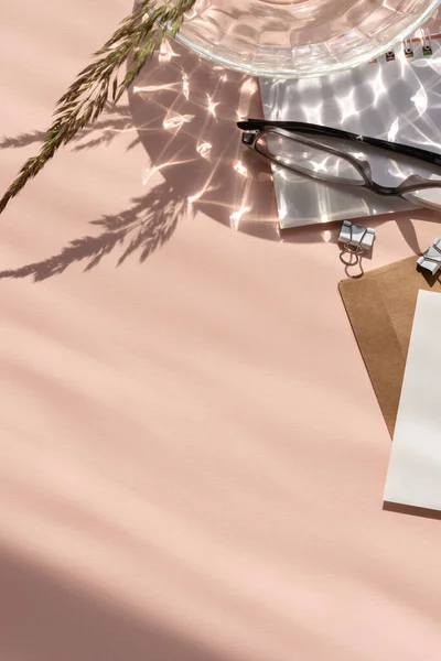Leere Pastellrosa Hintergrund Mit Abstrakten Sonnenlicht Schatten Papierkarten Gläser Feminine — Stockfoto