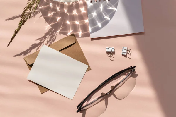 Ästhetisch Weibliche Businessmarke Flach Lag Leere Papierkarte Brille Umschlag Auf — Stockfoto