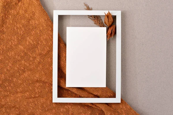 空白纸制卡片 边框内嵌有干花 橙色针织面料和中性米色背景 并带有复制空间 秋季美式婚礼或美式商务品牌设计模板 — 图库照片