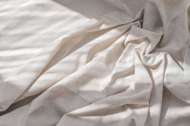 Buruşuk, doğal yaşam tarzı güneş ışığı gölgeleri, estetik düğün bohem arka planı, ticari markalaşma şablonu olan bej kumaş kumaş dokusu..