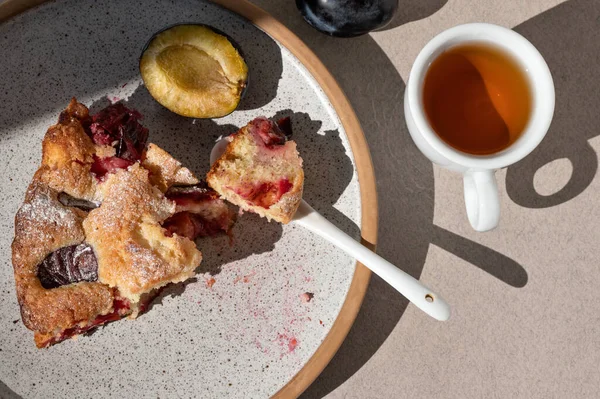 Stück Pflaumentorte Auf Einem Teller Tasse Mit Tee Teelöffel Auf — Stockfoto