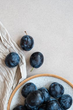 Bej masa ve tabakta erikler nötr bej masa arkasında keten masa örtüsü. Estetik sonbahar meyvesi natürmort.